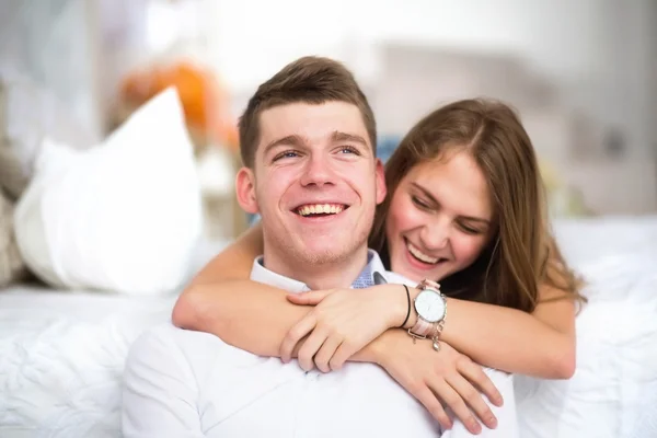 Chica feliz en el amor en casa abrazando novio — Foto de Stock
