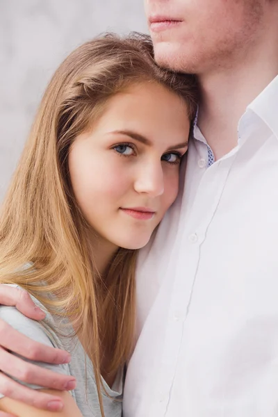 Donna felice vestita in camicia mettere la testa sulla spalla dell'uomo — Foto Stock