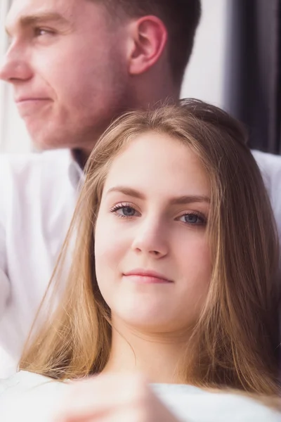 Jeune couple s'amuser sur le rebord de la fenêtre — Photo