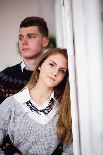 Mutlu genç adam sevgilisini kucaklayan