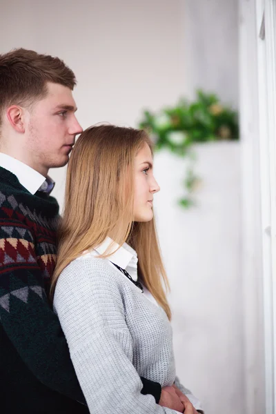 erkek arkadaş kucaklama kız arkadaş ve aynaya bakıyor