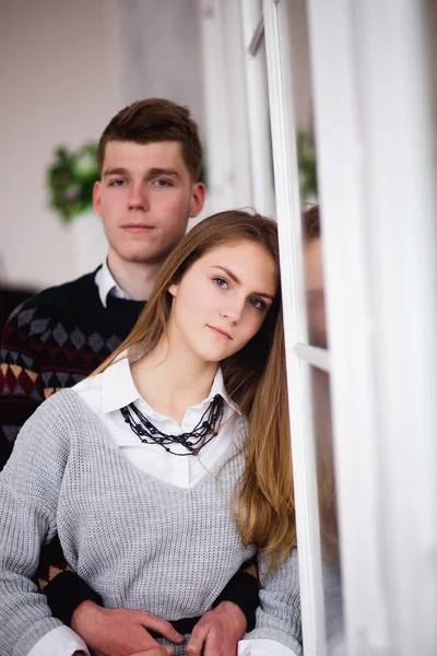 Mutlu genç adam sevgilisini kucaklayan