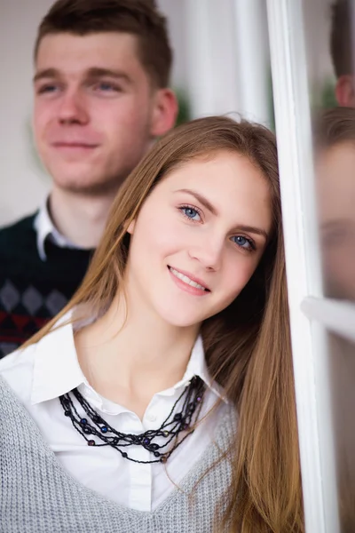 Mutlu genç adam sevgilisini kucaklayan