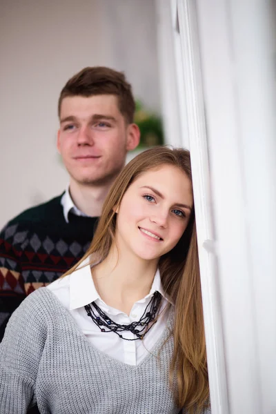 Mutlu genç adam sevgilisini kucaklayan