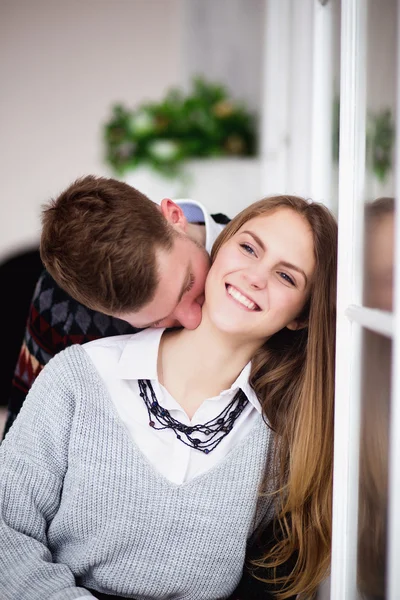 Glad ung man kysser sin flickvän i nacken — Stockfoto