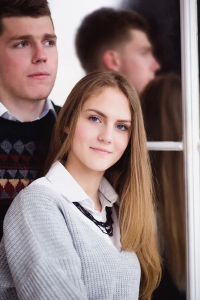 Mutlu genç adam sevgilisini kucaklayan