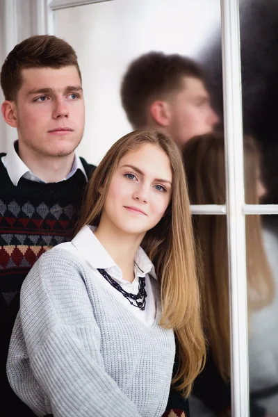 Mutlu genç adam sevgilisini kucaklayan