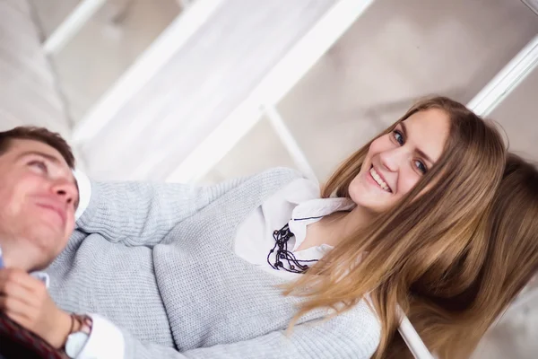 Genç çift rahatlatıcı sevgi dolu