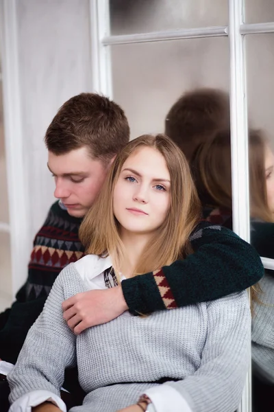 Birkaç ayna duvara oturan genç