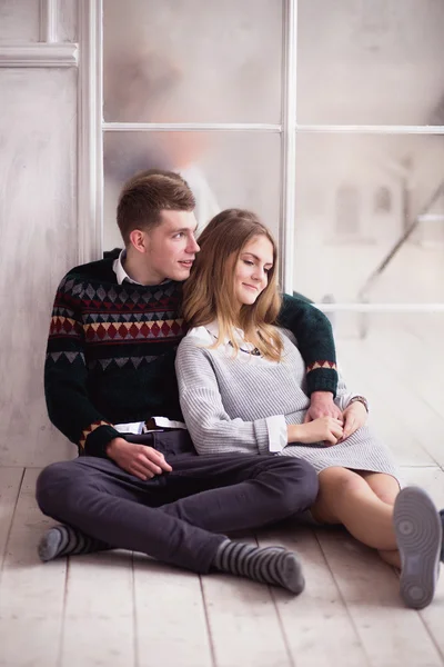 Couple d'adolescents assis contre le mur miroir — Photo