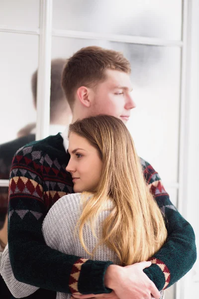 Mujer feliz vestida con jersey puso su cabeza en el hombro del hombre — Foto de Stock