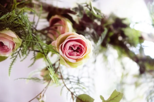Розовый цветок, красивый пластиковый цветок — стоковое фото