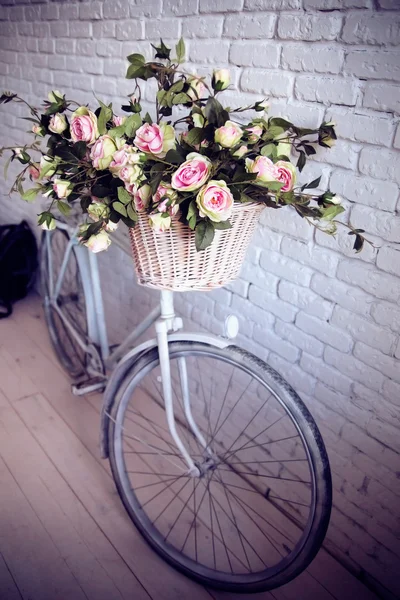 Eski Bisiklet ve çiçekler beyaz duvara yakın — Stok fotoğraf