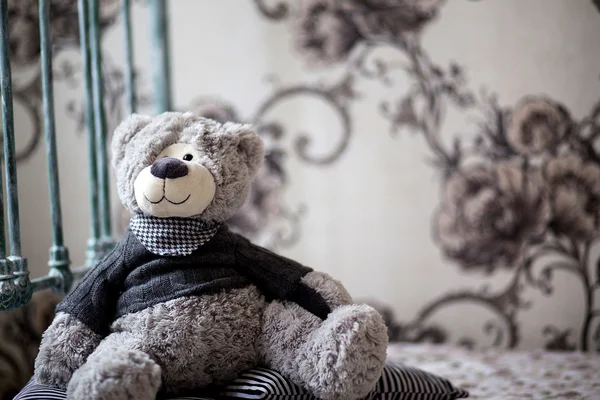 Cute teddy bear on the bed — Stock Photo, Image