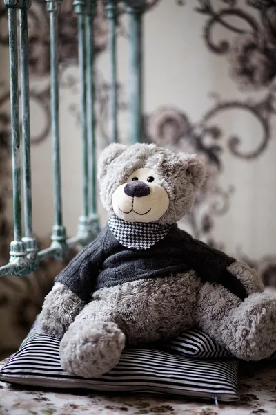 Cute teddy bear on the bed — Stock Photo, Image