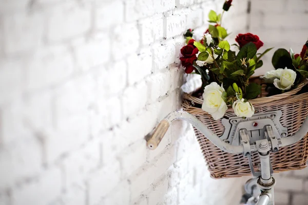 Old bicycle and flowers close to the white brick wall — Stock Photo, Image