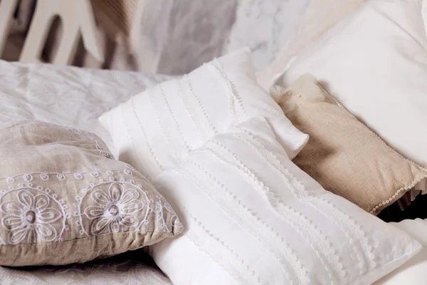 Cuscini bianchi su letto classico in camera da letto — Foto Stock