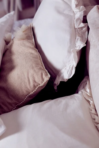 Almohadas blancas en la cama clásica en el dormitorio —  Fotos de Stock