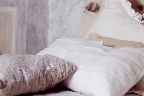 Almohadas blancas en la cama clásica en el dormitorio —  Fotos de Stock