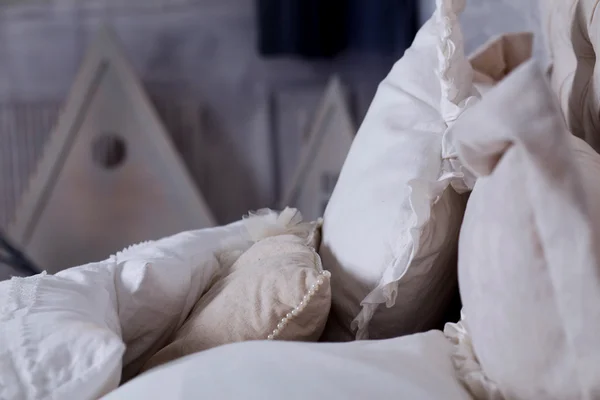 Oreillers blancs sur lit classique dans la chambre — Photo
