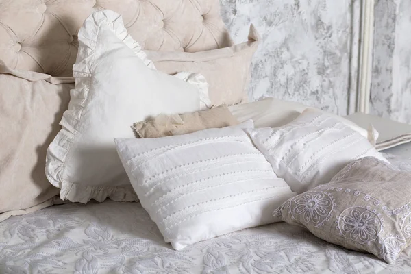 Bílé polštáře na klasickou postel v ložnici — Stock fotografie