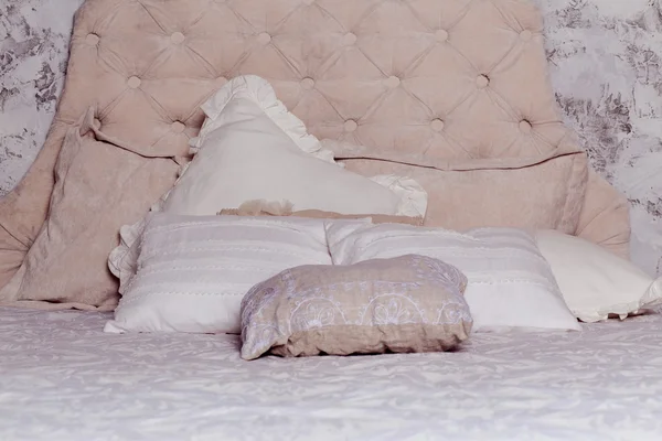 Białe poduszki na klasyczne łóżko w sypialni — Zdjęcie stockowe