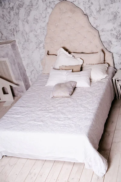 Белые подушки на классической кровати в спальне — стоковое фото