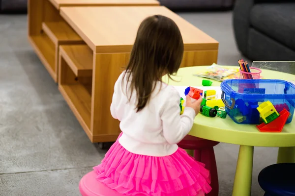 Charmoso pré-escolar brincando com pequeno construtor — Fotografia de Stock