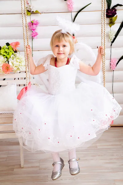 Fehér ruhában, fehér ni-gyönyörű hercegnő lány portréja — Stock Fotó