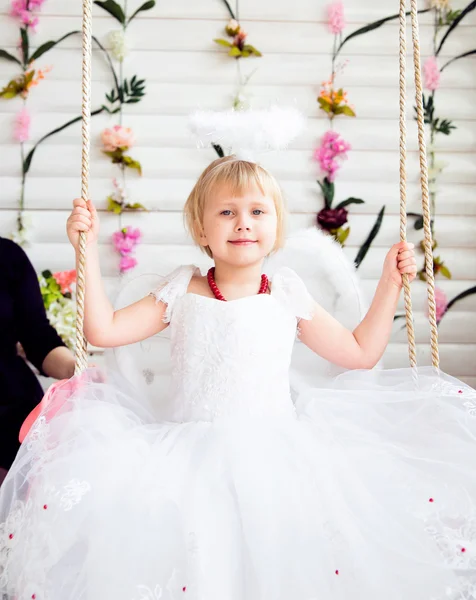 Fehér ruhában, fehér ni-gyönyörű hercegnő lány portréja — Stock Fotó