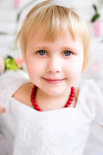 Retrato de bela princesa menina em vestido branco com ni branco — Fotografia de Stock
