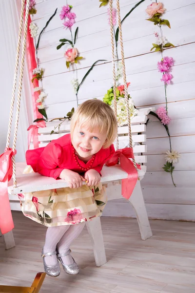 Adorabile bambina si diverte su un'altalena . — Foto Stock