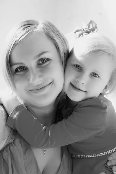 Anya és lánya a átölelve és a mosoly. Fekete-fehér — Stock Fotó