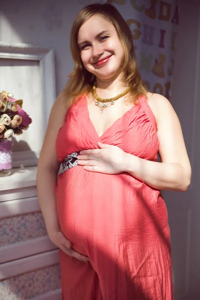 漂亮的年轻孕妇 — 图库照片