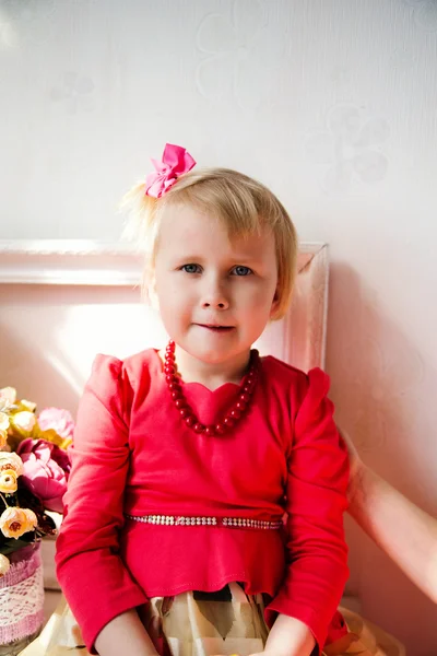 Portrait de mignonne petite fille à la maison — Photo