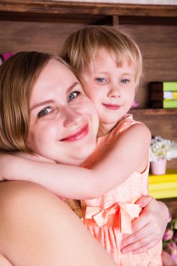 Anne ve kızı sarılma ve gülümseme vardır