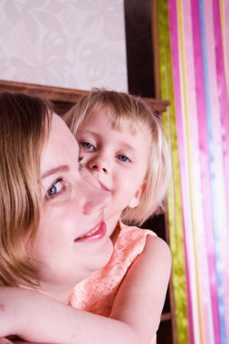 Anne ve kızı sarılma ve gülümseme vardır