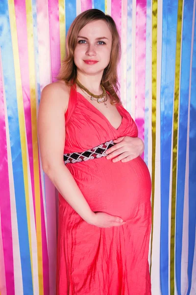 Retrato de estudio de la mujer embarazada — Foto de Stock