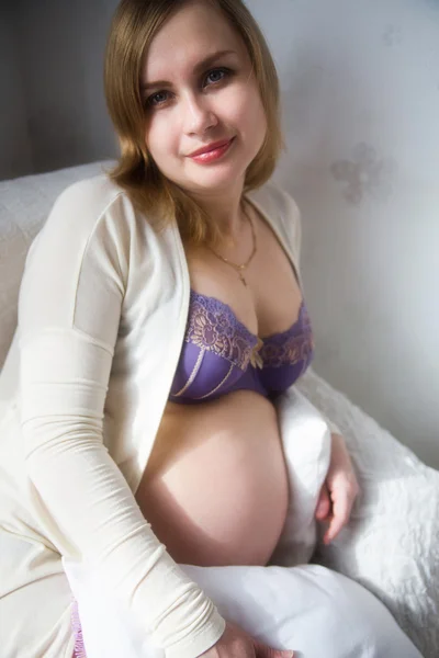 Femme enceinte en sous-vêtements — Photo