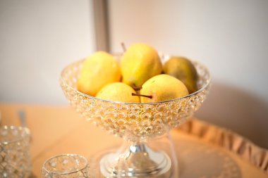 Crystal vazo ile armut masada