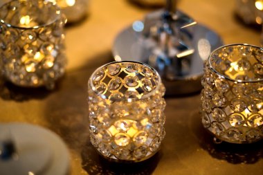 Kristal şamdanlar masada