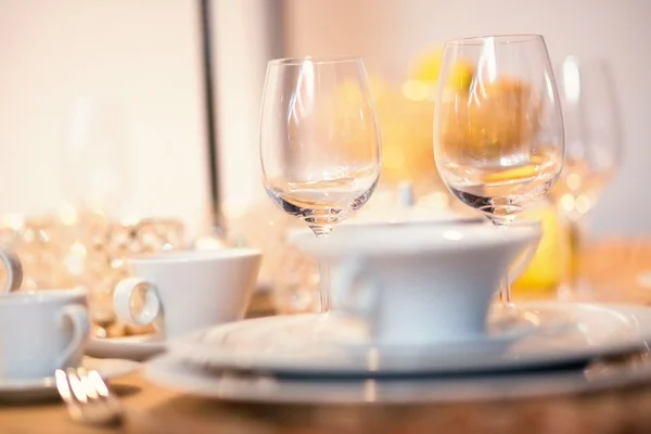 Gläser auf dem Tisch im Restaurant — Stockfoto