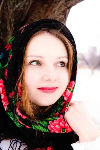 美丽的俄罗斯女孩，在一条围巾的肖像 — 图库照片