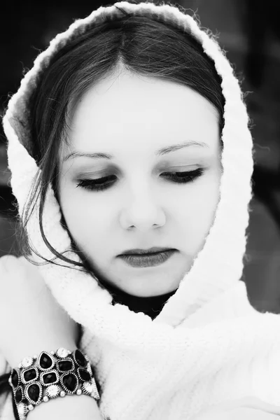 Weibliches Mädchen in weißem Schal über einer Steinmauer. schwarz-weiß — Stockfoto