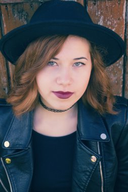 Şapkalı Kız ahşap arka plan üzerinde olduğunu