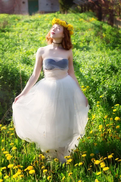 Menina em vestido branco apreciando o sol — Fotografia de Stock