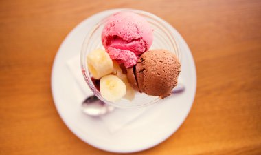 çilek ve çikolata dondurmalı muz. Yukarıdan görüntülemek