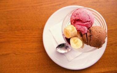 çilek ve çikolata dondurmalı muz. Yukarıdan görüntülemek