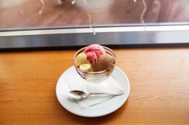 çilek ve çikolata dondurma muz ile.