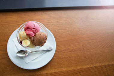 çilek ve çikolata dondurma muz ile.